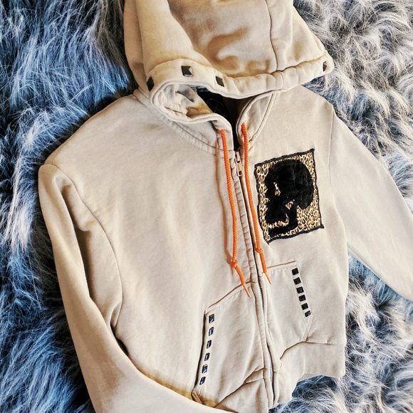 Beige distressed crop hoodie with custom designed skull patch. - Picture 3 of 4